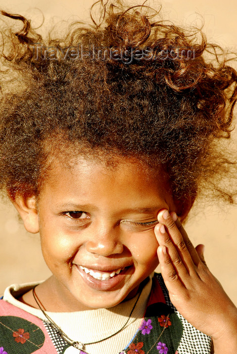 eritrea79: Eritrea - Mendefera, Southern region: a smilling girl - photo by E.Petitalot - (c) Travel-Images.com - Stock Photography agency - Image Bank