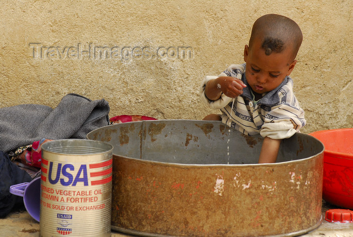 eritrea81: Eritrea - Mendefera, Southern region: toddler playing with water - photo by E.Petitalot - (c) Travel-Images.com - Stock Photography agency - Image Bank