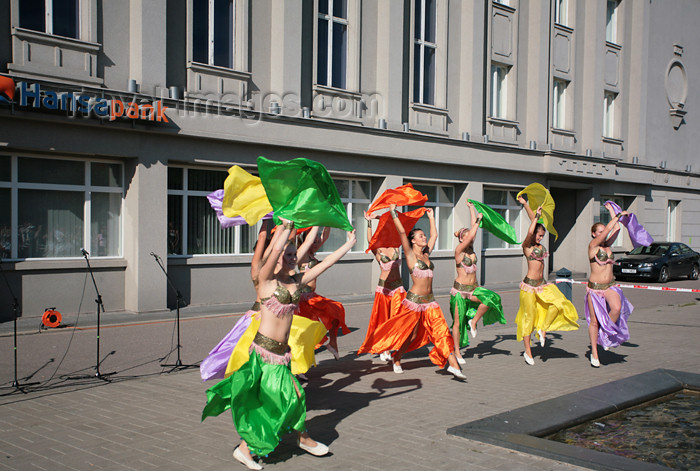 estonia141: Estonia - Parnu: street dancers in front of Hansa Pank - festival - photo by A.Dnieprowsky - (c) Travel-Images.com - Stock Photography agency - Image Bank