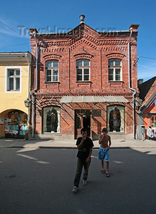 estonia142: Estonia - Pärnu: teenage smokers and brick façade - people - Baltic - photo by A.Dnieprowsky - (c) Travel-Images.com - Stock Photography agency - Image Bank