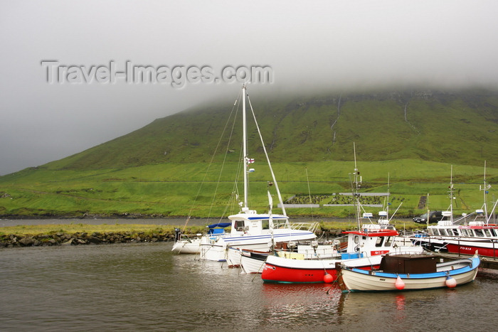 faeroe10: Norðragøta village, Eysturoy island, Faroes:  fishing boats in the harbour - fog on the hills - photo by A.Ferrari - (c) Travel-Images.com - Stock Photography agency - Image Bank