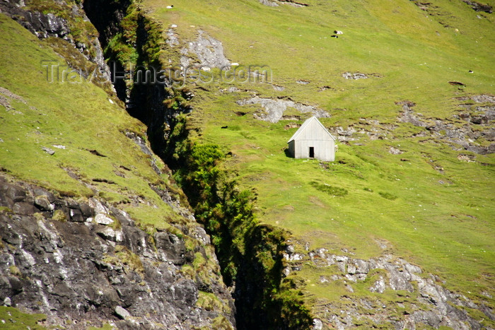 faeroe100: Vestmannasund sound, Streymoy island, Faroes: isolated house on a green slope - photo by A.Ferrari - (c) Travel-Images.com - Stock Photography agency - Image Bank