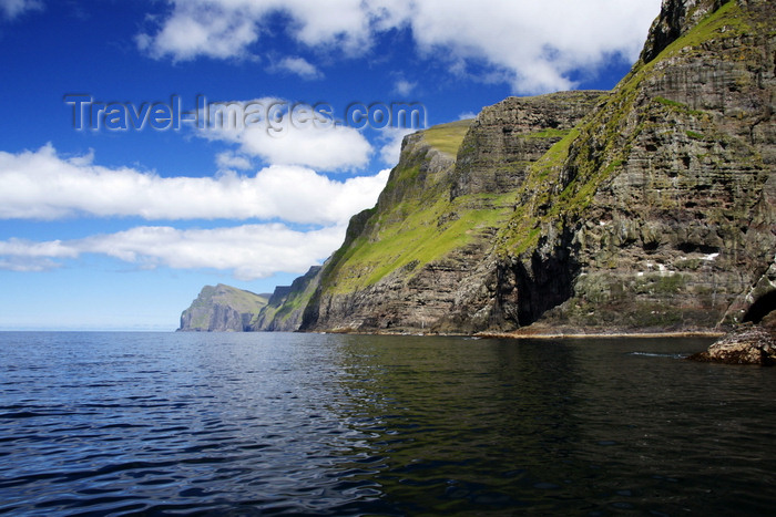 faeroe108: Vestmannabjørgini / Vestmanna bird cliffs, Streymoy island, Faroes: the western coast of the island is a favourite nesting area for many species of birds - photo by A.Ferrari - (c) Travel-Images.com - Stock Photography agency - Image Bank