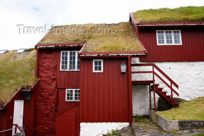 faeroe124: Tórshavn, Streymoy island, Faroes: Faroese houses with turf roofs in the Tinganes peninsula - photo by A.Ferrari - (c) Travel-Images.com - Stock Photography agency - Image Bank