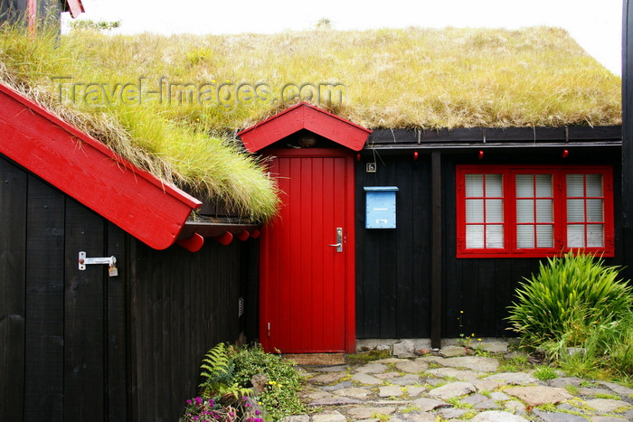 faeroe126: Tórshavn, Streymoy island, Faroes: cottage with turf roof in Tinganes - photo by A.Ferrari - (c) Travel-Images.com - Stock Photography agency - Image Bank