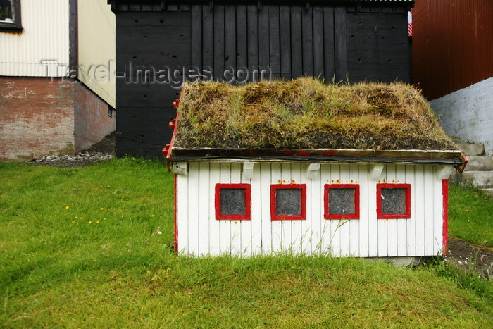 faeroe18: Gjógv village, Eysturoy island, Faroes: miniature house with peat covered roof - photo by A.Ferrari - (c) Travel-Images.com - Stock Photography agency - Image Bank
