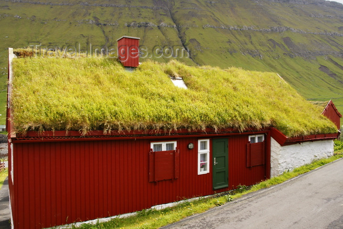 faeroe30: Elduvik village, Eysturoy island, Faroes: red Faroese house with grass roof - photo by A.Ferrari - (c) Travel-Images.com - Stock Photography agency - Image Bank