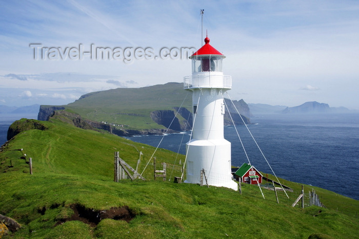 faeroe46: Mykinesholmur islet, Mykines island, Faroes: lighthouse at the western edge of Mykinesholmur - built in 1909, now automated -  it is switched off in the summer, due to the light nights on the Faroes - photo by A.Ferrari - (c) Travel-Images.com - Stock Photography agency - Image Bank