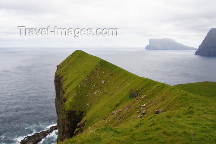 faeroe7: Kalsoy island, Norðoyar, Faroes: cliffs near the Kallur lighthouse - promontory - photo by A.Ferrari - (c) Travel-Images.com - Stock Photography agency - Image Bank