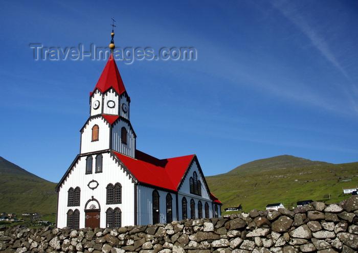 faeroe71: Sandavágur, Vágar island, Faroes: red-roofed church - Evangelical-Lutheran - Føroya Kirkja - photo by A.Ferrari - (c) Travel-Images.com - Stock Photography agency - Image Bank