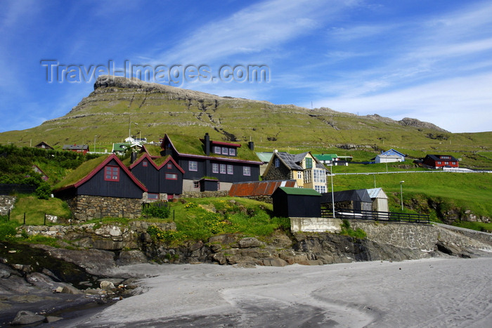 faeroe90: Leynar village, Streymoy island, Faroes: view from the beach - houses and Satan peak - municipality of Kvívíkar - photo by A.Ferrari - (c) Travel-Images.com - Stock Photography agency - Image Bank