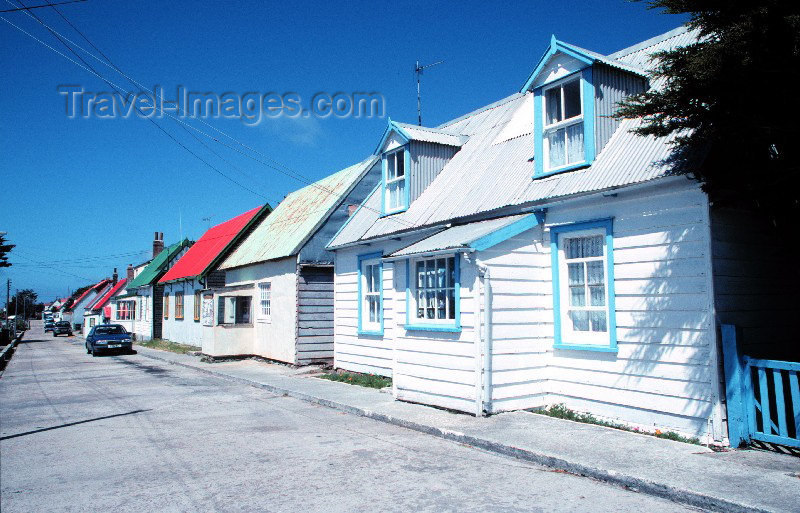 falkland14: Falkland islands / Islas Malvinas - Stanley, formerly Port Stanley / PSY (East Falkland): wooden houses - street (photo by Rod Eime) - (c) Travel-Images.com - Stock Photography agency - Image Bank