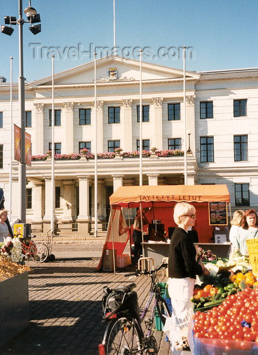 fin11: Finland / Suomi - Helsinki: shopping - Summer outdoor market (photo by Miguel Torres) - (c) Travel-Images.com - Stock Photography agency - Image Bank