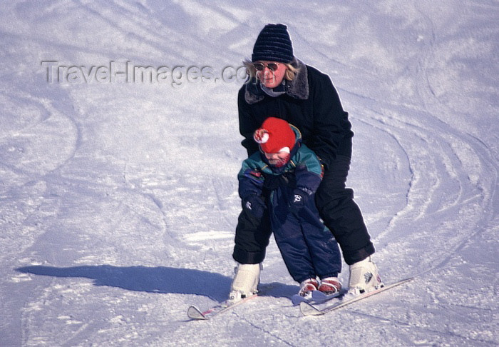 fin62: Finland - Levi -  Kittilä municipality: a toddler receives ski lessons - the biggest ski resort in Finnish Lapland (photo by F.Rigaud) - (c) Travel-Images.com - Stock Photography agency - Image Bank