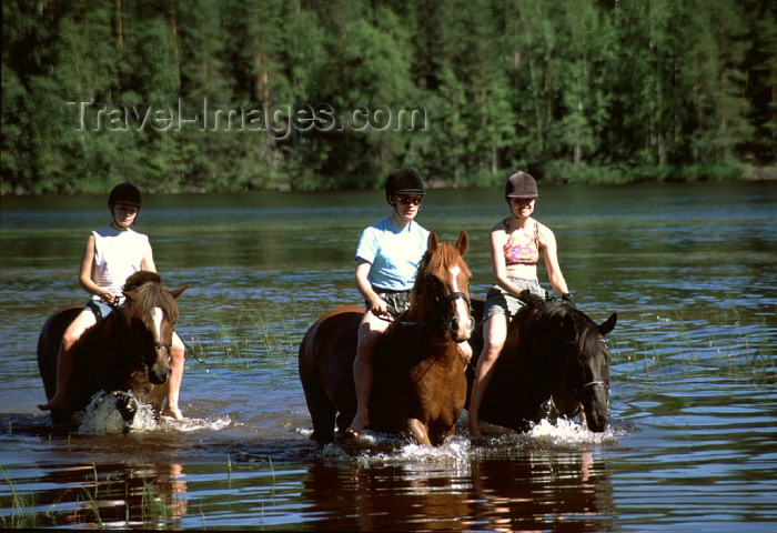 fin74: Finland - Tahko: horse riding on the lake (photo by F.Rigaud) - (c) Travel-Images.com - Stock Photography agency - Image Bank