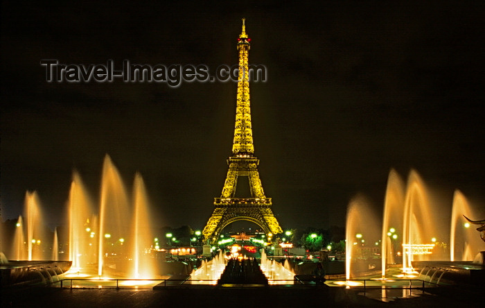 france1047: Paris, France: night shot of the Eiffel Tower and the fountains of the Palais de Chaillot and the Gardens of the Trocadéro - 7e and 16e arrondissements - photo by C.Lovell - (c) Travel-Images.com - Stock Photography agency - Image Bank