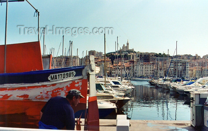 france321: France - Marseilles (Bouches-du-Rhone / PACA): sailor in the habour - church in the background (photo by G.Frysinger) - (c) Travel-Images.com - Stock Photography agency - Image Bank