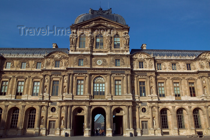 france628: Paris: Musée du Louvre - entrance to the central courtyard - photo by Y.Guichaoua - (c) Travel-Images.com - Stock Photography agency - Image Bank