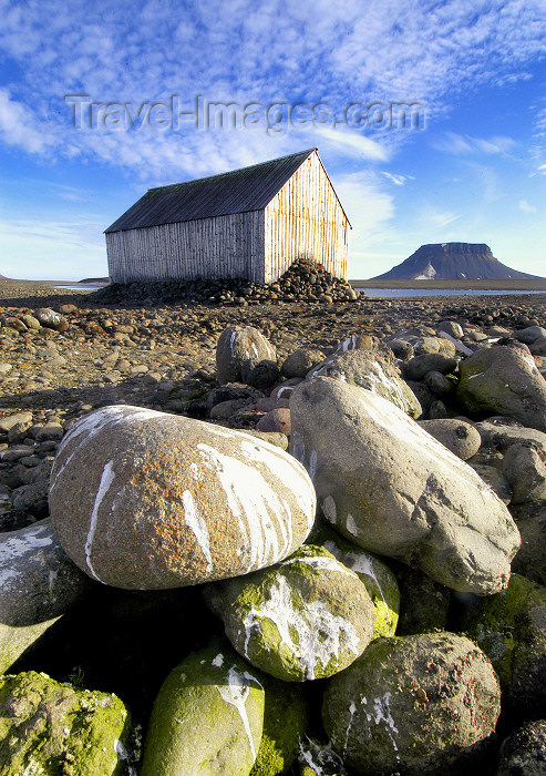 franz-josef1: Russia, Northwestern Federal District, Arkhangelsk Oblast - Franz Josef Land - Bell Island: bird stained rocks with hut (photo by Bill Cain) - (c) Travel-Images.com - Stock Photography agency - Image Bank