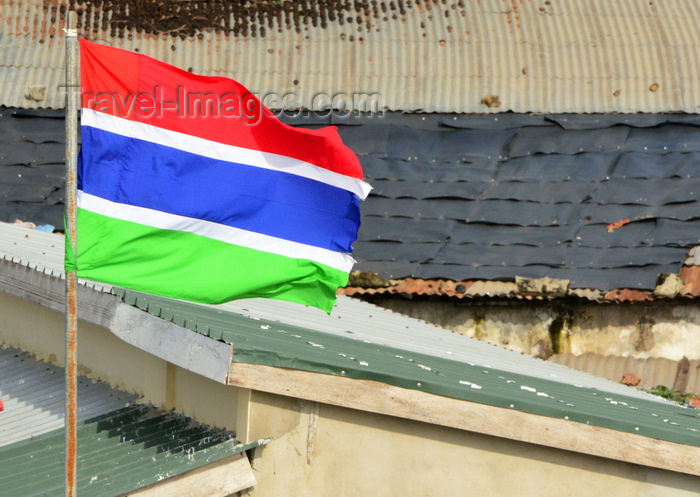 gambia21: Banjul, The Gambia: flag of Gambia and zinc roofs - three horizontal red, blue and green bands separated by two thin white fimbriations - photo by M.Torres - (c) Travel-Images.com - Stock Photography agency - Image Bank