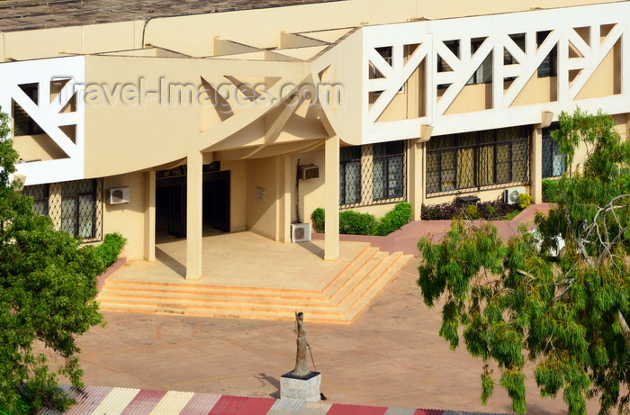 gambia45: Banjul, The Gambia: building of the High Court of the Gambia - elevated view - Law Courts Building on Independence Drive- Judiciary of The Gambia - photo by M.Torres - (c) Travel-Images.com - Stock Photography agency - Image Bank