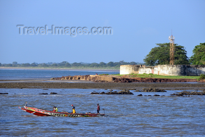gambia76: Barra, The Gambia: Fort Bullen and fishing boat - fortress named after Commodore Charles Bullen - UNESCO world heritage - Barra Point, estuary of the River Gambia - built by the British in 1826 to block the slave trade - photo by M.Torres - (c) Travel-Images.com - Stock Photography agency - Image Bank