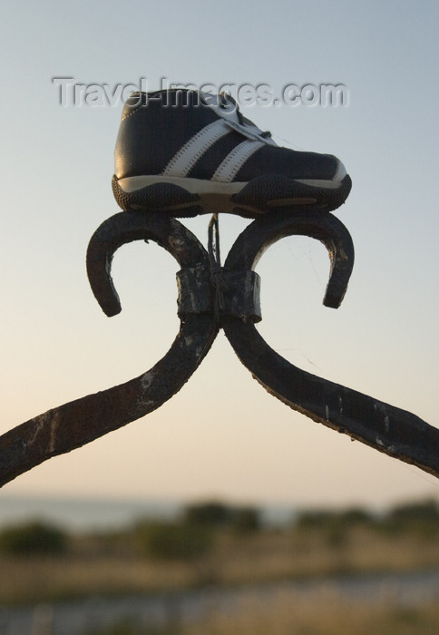 gotland12: Sweden - Gotland island - Visby: lost shoe / förlorad sko - photo by C.Schmidt - (c) Travel-Images.com - Stock Photography agency - Image Bank
