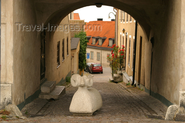 gotland17: Sweden - Gotland island - Visby: sheep statue - Hanseatic Town of Visby - Unesco world heritage site / staty av en far - photo by C.Schmidt - (c) Travel-Images.com - Stock Photography agency - Image Bank
