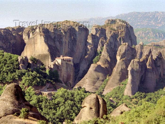 greece162: Greece - Meteora (Thessalia): Kastraki - landscape (photo by M.Bergsma) - (c) Travel-Images.com - Stock Photography agency - Image Bank