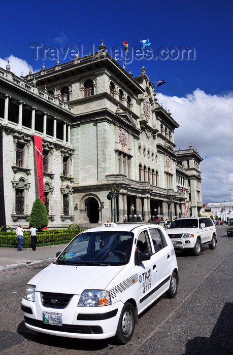 guatemala108: Ciudad de Guatemala / Guatemala city: taxi and National Palace of Culture - Plaza Mayor, 6a Calle - photo by M.Torres - (c) Travel-Images.com - Stock Photography agency - Image Bank