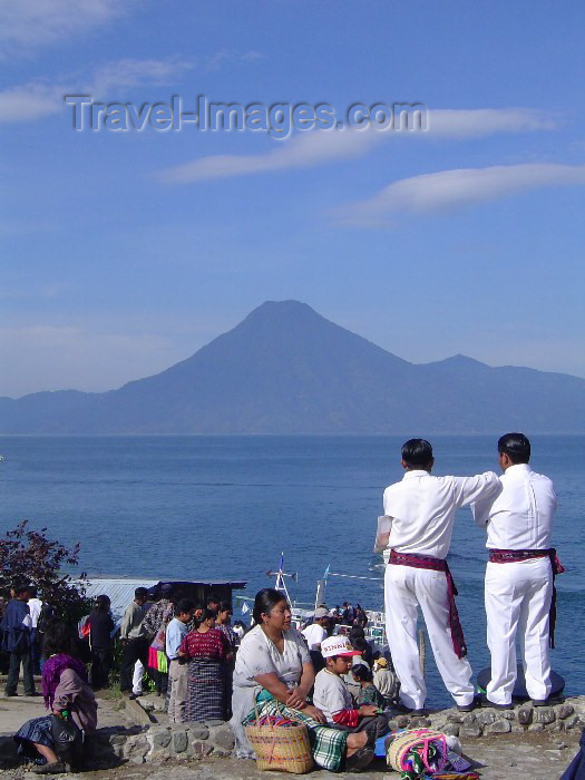 guatemala25: Guatemala - Lake Atitlan: gazing at the San Pedro volcano / lago Atitlan (photographer: Hector Roldán) - (c) Travel-Images.com - Stock Photography agency - Image Bank