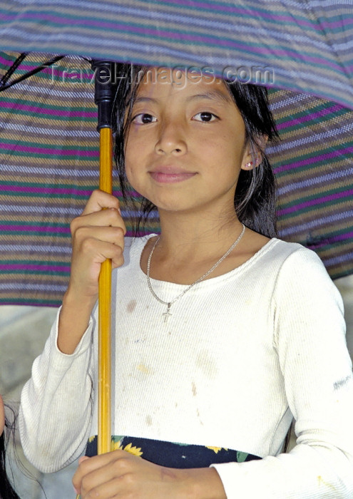 guatemala32: Guatemala - Lago de Atitlán: umbrella girl (photo by A.Walkinshaw) - (c) Travel-Images.com - Stock Photography agency - Image Bank