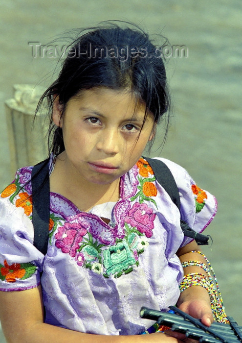 guatemala42: Guatemala - Lago de Atitlán: staring girl (photo by A.Walkinshaw) - (c) Travel-Images.com - Stock Photography agency - Image Bank