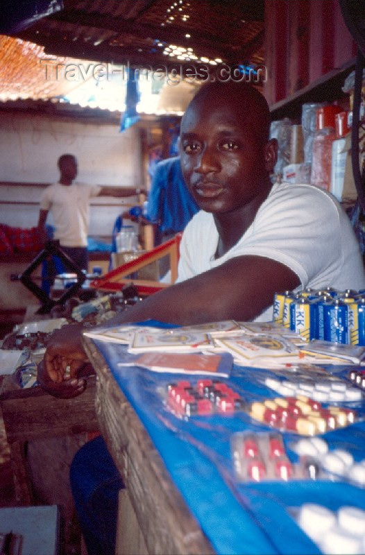 guinea-bissau13: Guinea Bissau / Guiné Bissau - Bissau: market - selling pills - medicine man - informal pharmacy / medicamentos no mercado (foto de / photo by Dolores CM) - (c) Travel-Images.com - Stock Photography agency - Image Bank