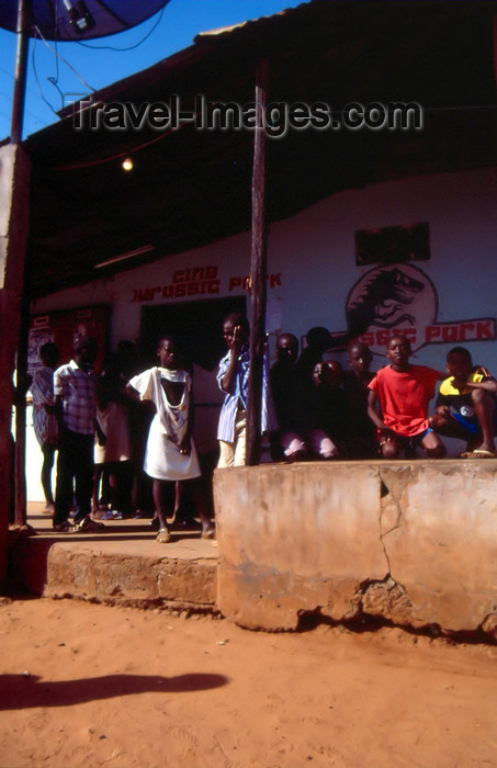 guinea-bissau2: Guinea Bissau / Guiné Bissau - Bula: kids at the Jurassic Park cinema / crianças no cinema (foto de / photo by Dolores CM) - (c) Travel-Images.com - Stock Photography agency - Image Bank