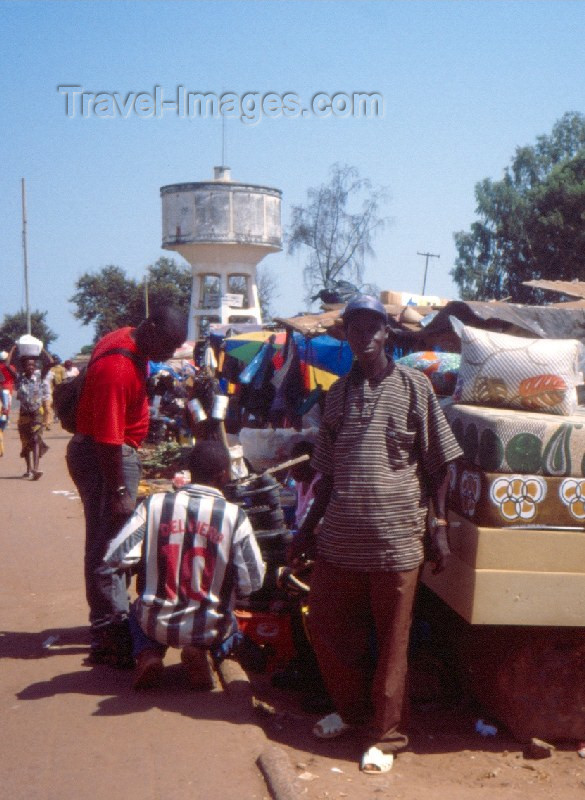 guinea-bissau4: Guinea Bissau / Guiné Bissau - Bissau / BXO: market - selling matresses / mercado - vendedor de colchões (foto de / photo by Dolores CM) - (c) Travel-Images.com - Stock Photography agency - Image Bank