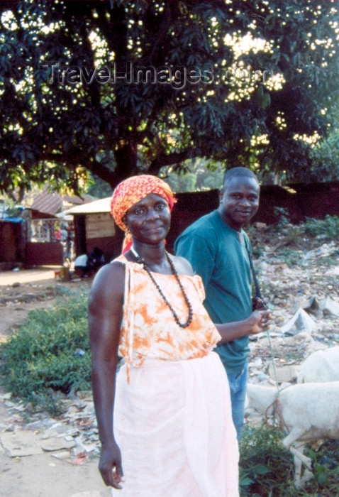guinea-bissau7: Guinea Bissau / Guiné Bissau - Bula,  Cacheu Region: man and woman / homem e senhora (foto de / photo by Dolores CM) - (c) Travel-Images.com - Stock Photography agency - Image Bank