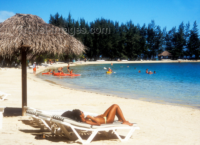 honduras8: Honduras - Roatán island: woman sun tanning - tropical beach - bikini - photo by D.Forman - (c) Travel-Images.com - Stock Photography agency - Image Bank