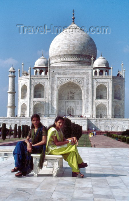 india161: India - Agra (Uttar Pradesh) / AGR : Agra: young ladies at the Taj Mahal - Unesco world heritage (photo by Francisca Rigaud) - (c) Travel-Images.com - Stock Photography agency - Image Bank