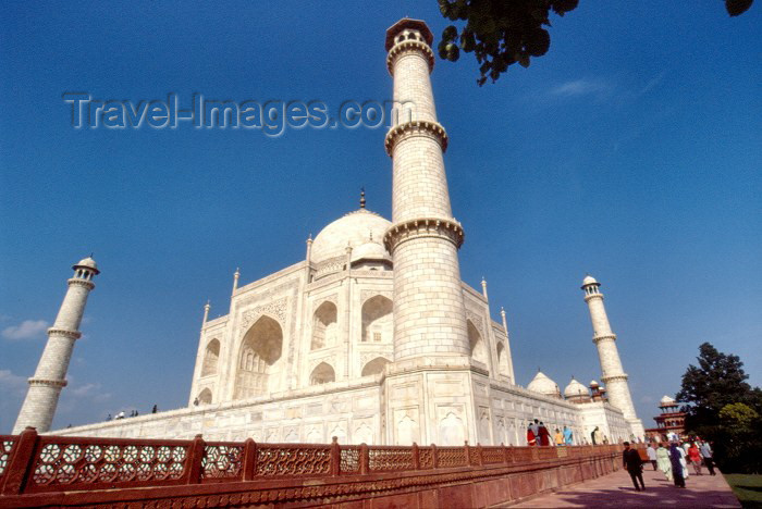 india163: India - Agra (Uttar Pradesh) / AGR : Agra: Taj Mahal / Tádžmahál - wide angle view - Unesco world heritage site (photo by Francisca Rigaud) - (c) Travel-Images.com - Stock Photography agency - Image Bank