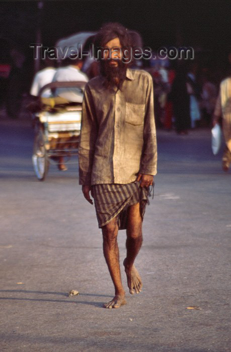 india171: India - Agra (Uttar Pradesh) / AGR: a man on his way (photo by Francisca Rigaud) - (c) Travel-Images.com - Stock Photography agency - Image Bank