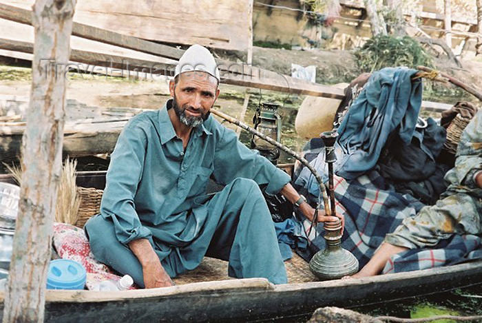 india181: India - Srinagar / Shrinagar (Jammu and Kashmir): muslim man with water-pipe - Hookah / nargeela/ nargile /narghile /nargileh / argeela/ arghileh / shisha/sheesha / okka / kalyan / ghelyoon / ghalyan (photo by J.Kaman) - (c) Travel-Images.com - Stock Photography agency - Image Bank