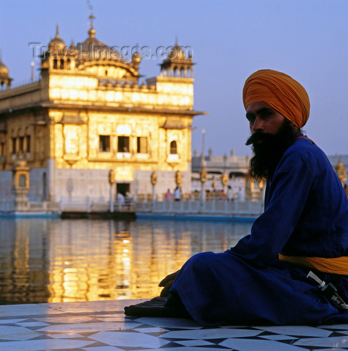 india192: India - Amritsar (Punjab): Sikh man by the pond of the Golden temple - photo by W.Allgöwer - (c) Travel-Images.com - Stock Photography agency - Image Bank