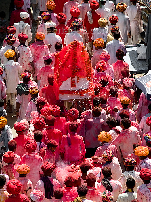 india209: Pushkar, Rajasthan, India: religious procession seen from above - photo by J.Hernández - (c) Travel-Images.com - Stock Photography agency - Image Bank