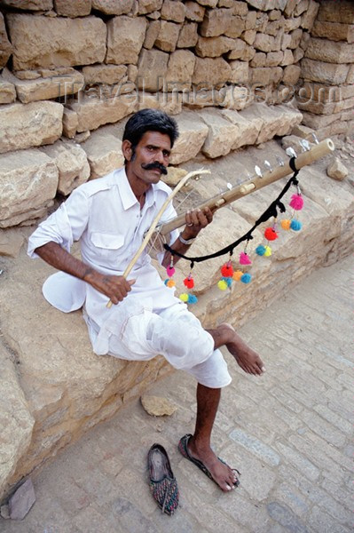 india216: India - Jaisalmer: Rajasthani musician - photo by J.Kaman - (c) Travel-Images.com - Stock Photography agency - Image Bank