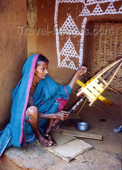 india224: India - Nuapatna (Orissa): woman winding silk - photo by G.Frysinger - (c) Travel-Images.com - Stock Photography agency - Image Bank