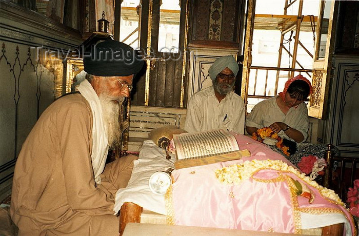 india256: India - Amritsar (Punjab): Sikh reading from Holy Book - Guru Granth Sahib (photo by J.Kaman) - (c) Travel-Images.com - Stock Photography agency - Image Bank