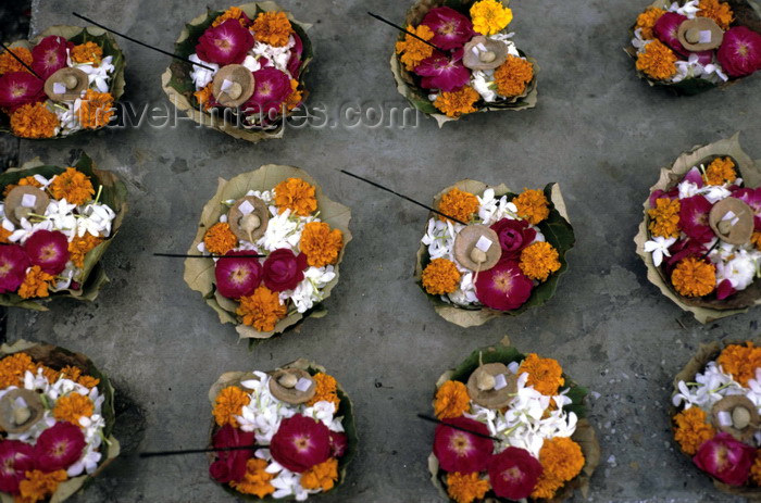 india276: India - Uttaranchal - Rishikesh: ritual offerings for sale - flowers, sugar and incense sticks that will be placed on the Ganges like a miniature boat - photo by W.Allgöwer  - Zum Verkauf angebotene Opfergaben. In ein großes geformtes Blatt werden Blüten - (c) Travel-Images.com - Stock Photography agency - Image Bank