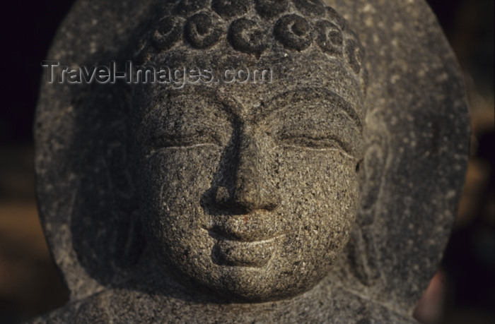 india28: India - Halebeed / Halebid (Karnataka): Buddha head in sandstone - photo by W.Allgöwer - (c) Travel-Images.com - Stock Photography agency - Image Bank