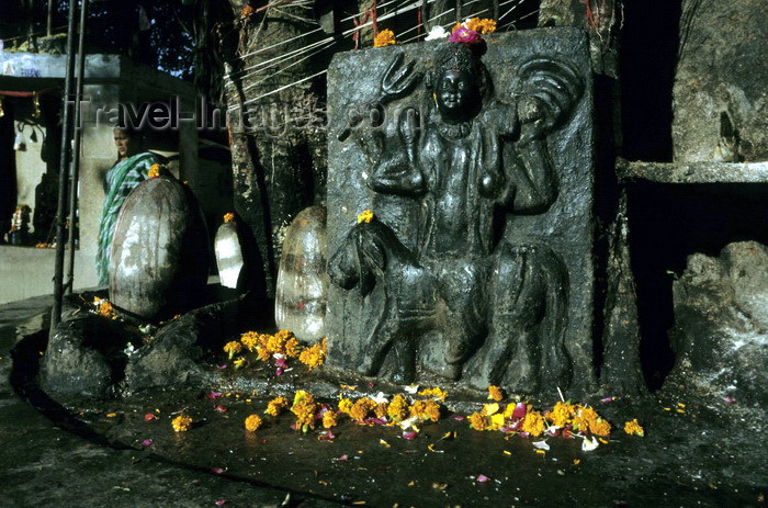 india282: India - Uttaranchal - Rishikesh: Lingam / Linga - symbol for the worship of the Hindu god Shiva - photo by W.Allgöwer Der Lingam (Sanskrit: linga) ist ein Symbol, das eng mit der Hindu-Gottheit Shiva in Verbindung steht. Der phallusartige Shiva-Lingam wi - (c) Travel-Images.com - Stock Photography agency - Image Bank